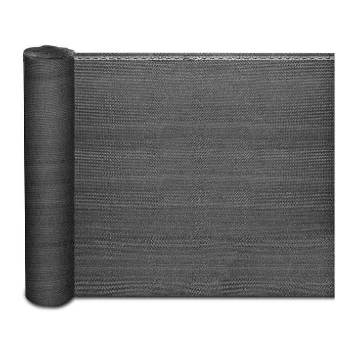 Eine Rolle schwarzen Maschenstoffs, teilweise abgerollt, die seine Textur und Flexibilität zeigt, geeignet für Garten- oder Bauarbeiten.