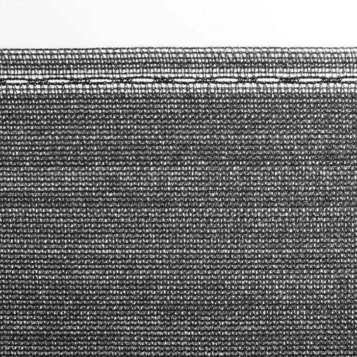 Ein gewebter Stofftextur mit eng verflochtenen schwarzen und weißen Fäden in einem horizontalen Muster, das Stickdetails am oberen Rand zeigt.