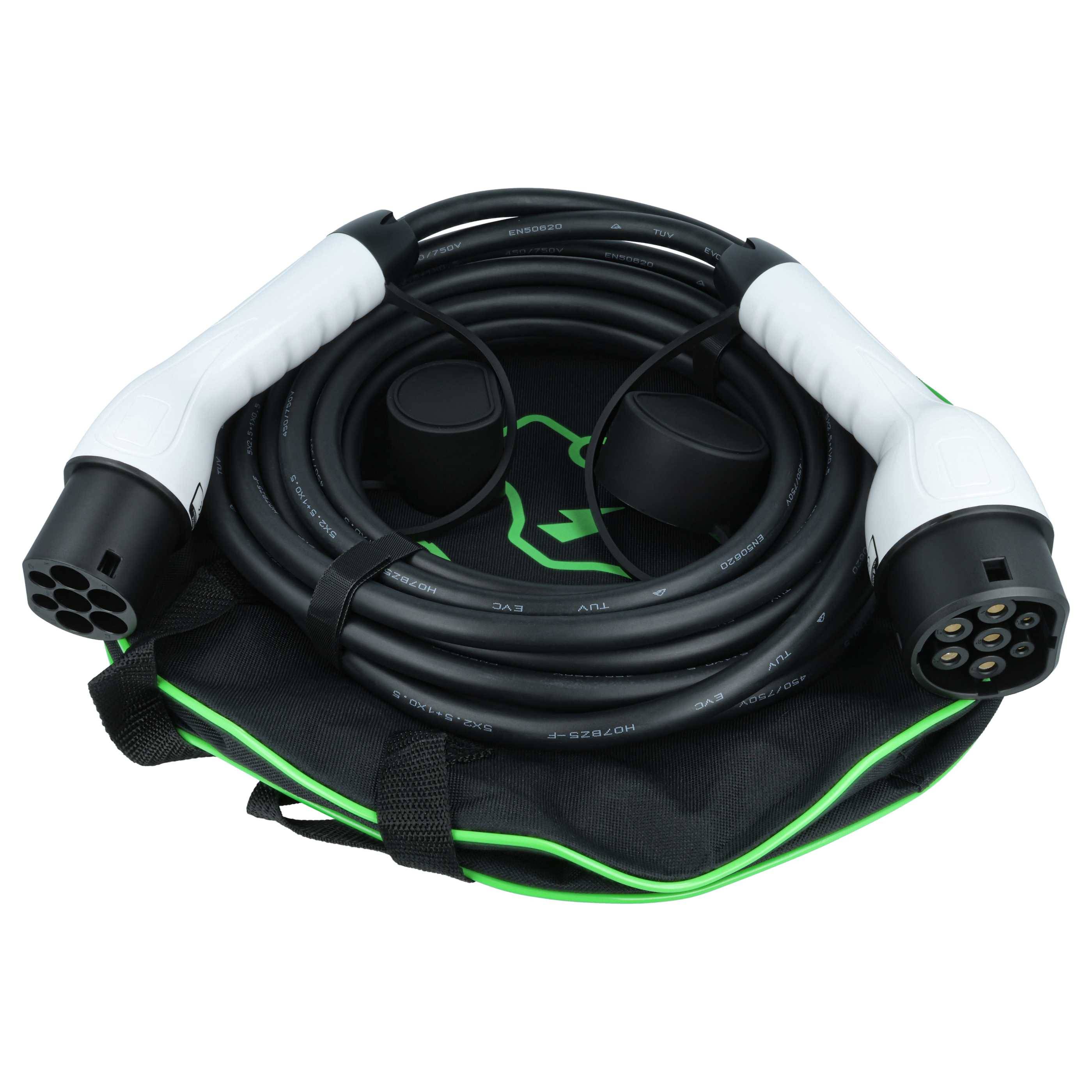Ein Elektrofahrzeug-Ladekabel, aufgerollt auf einer schwarz-grünen Tasche mit weißen Griffen und einem Multi-Pin-Stecker an einem Ende.