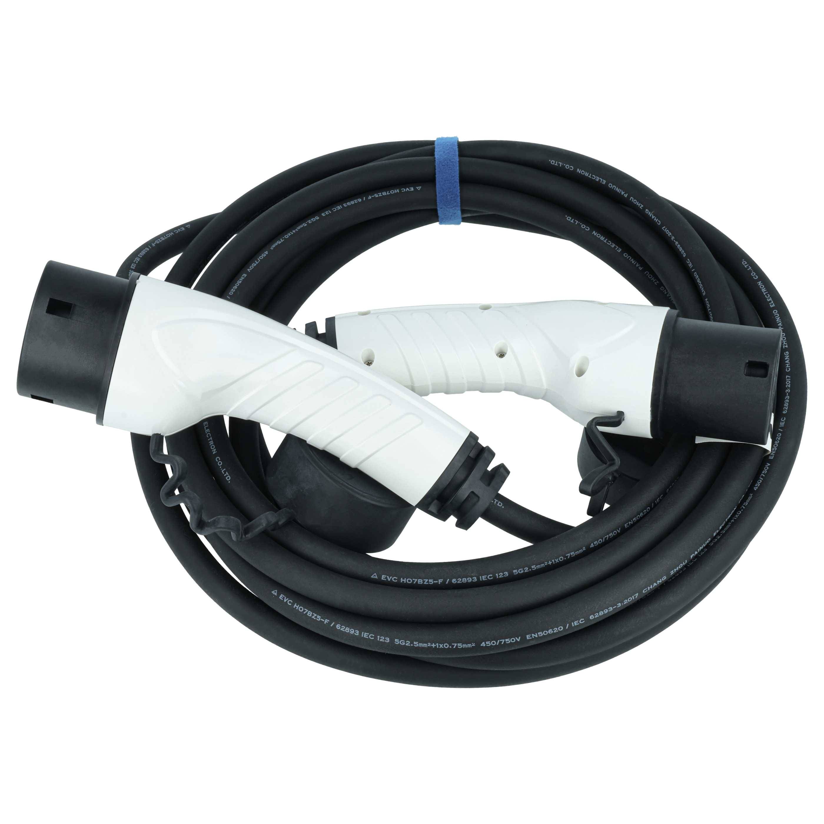 Zwei weiße Ladestecker für Elektrofahrzeuge, die an einem aufgerollten schwarzen Kabel befestigt sind und zum Stromtransfer zu Elektroautos konzipiert wurden.