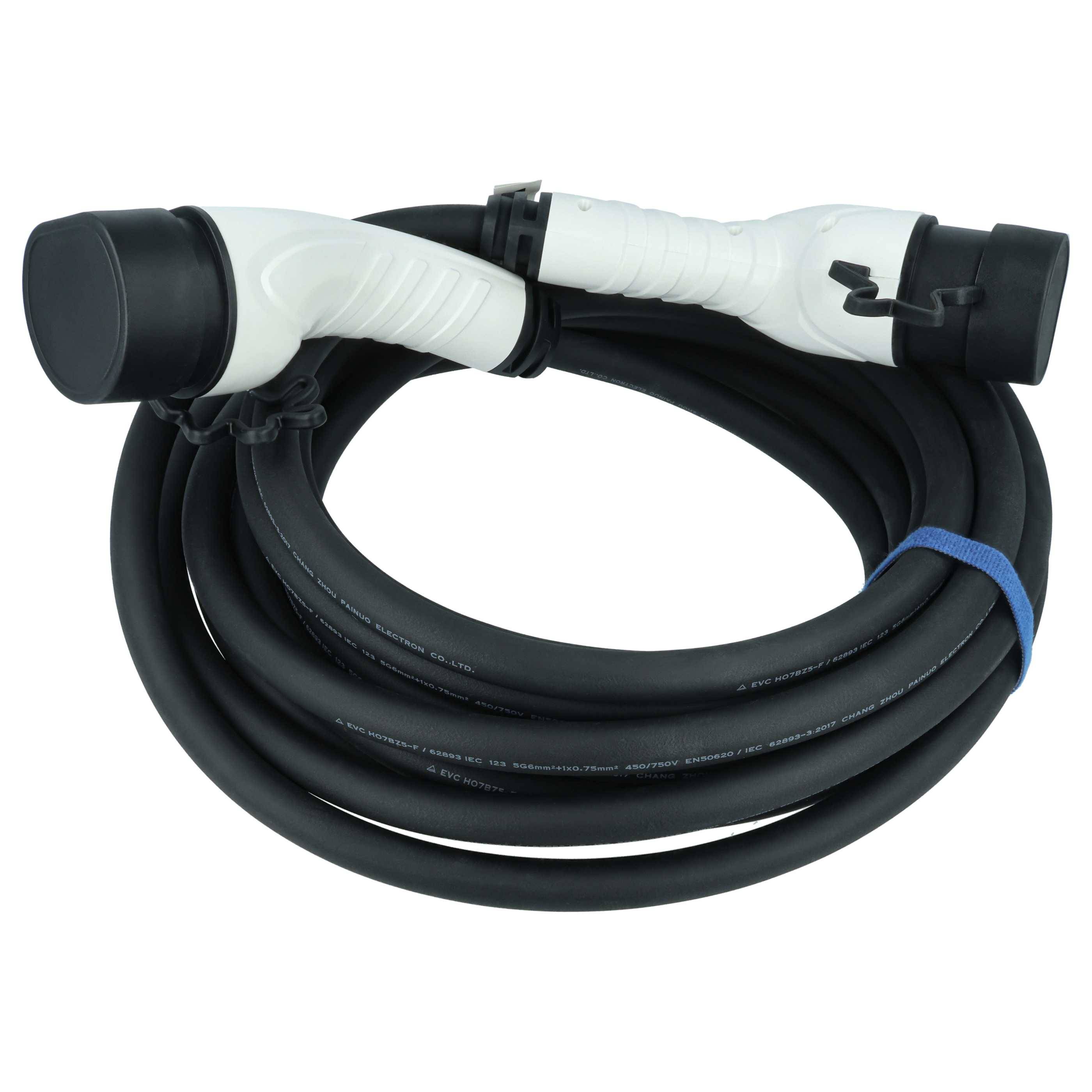 Aufgerolltes Ladekabel für Elektrofahrzeuge mit weißen Steckern an beiden Enden, entwickelt zum Verbinden eines Elektroautos mit einer Stromquelle.