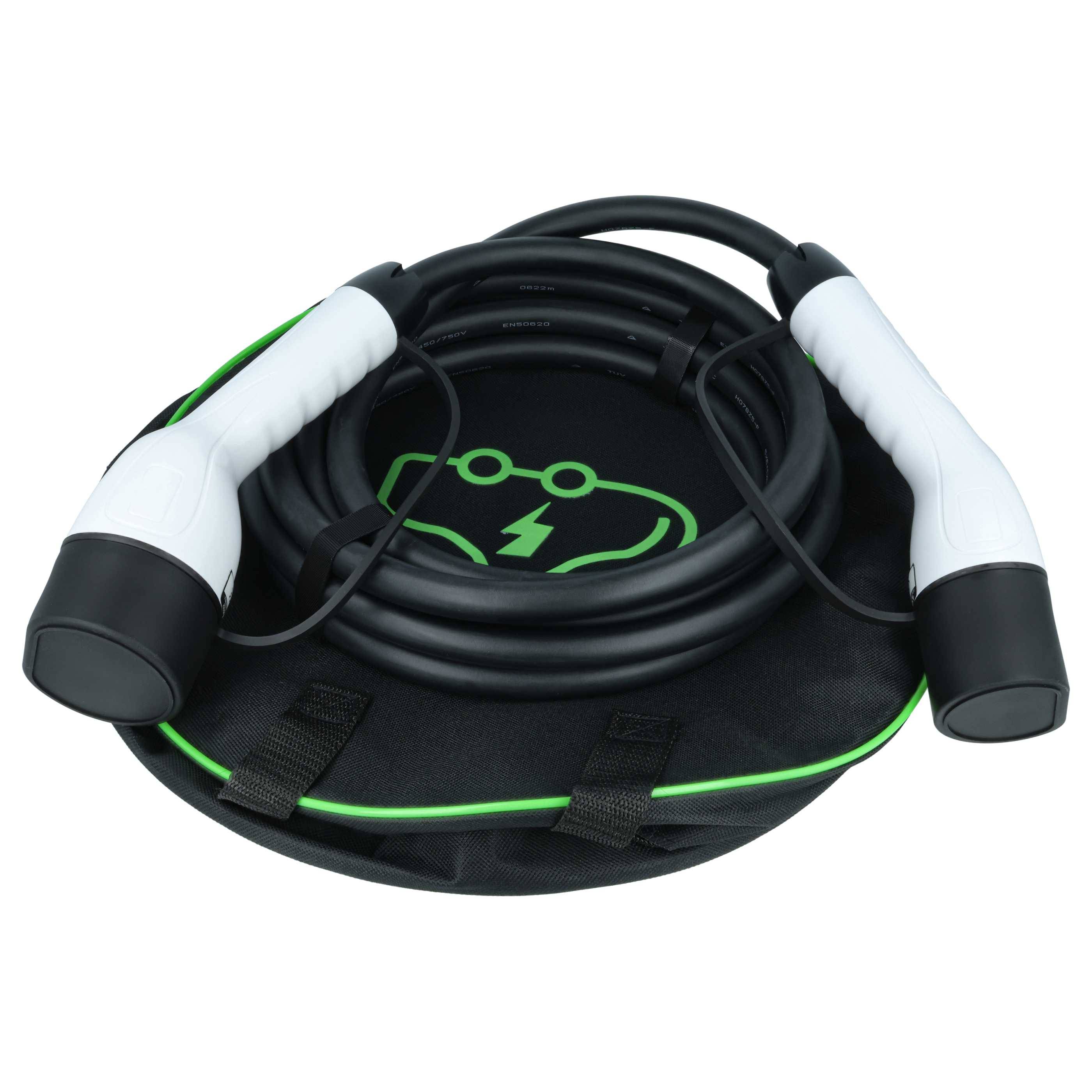 Ein aufgerolltes schwarzes Elektrofahrzeug-Ladekabel mit weißen Griffen, das auf einer runden schwarzen Matte mit grünem Rand und einem Blitzsymbol-Logo platziert ist.