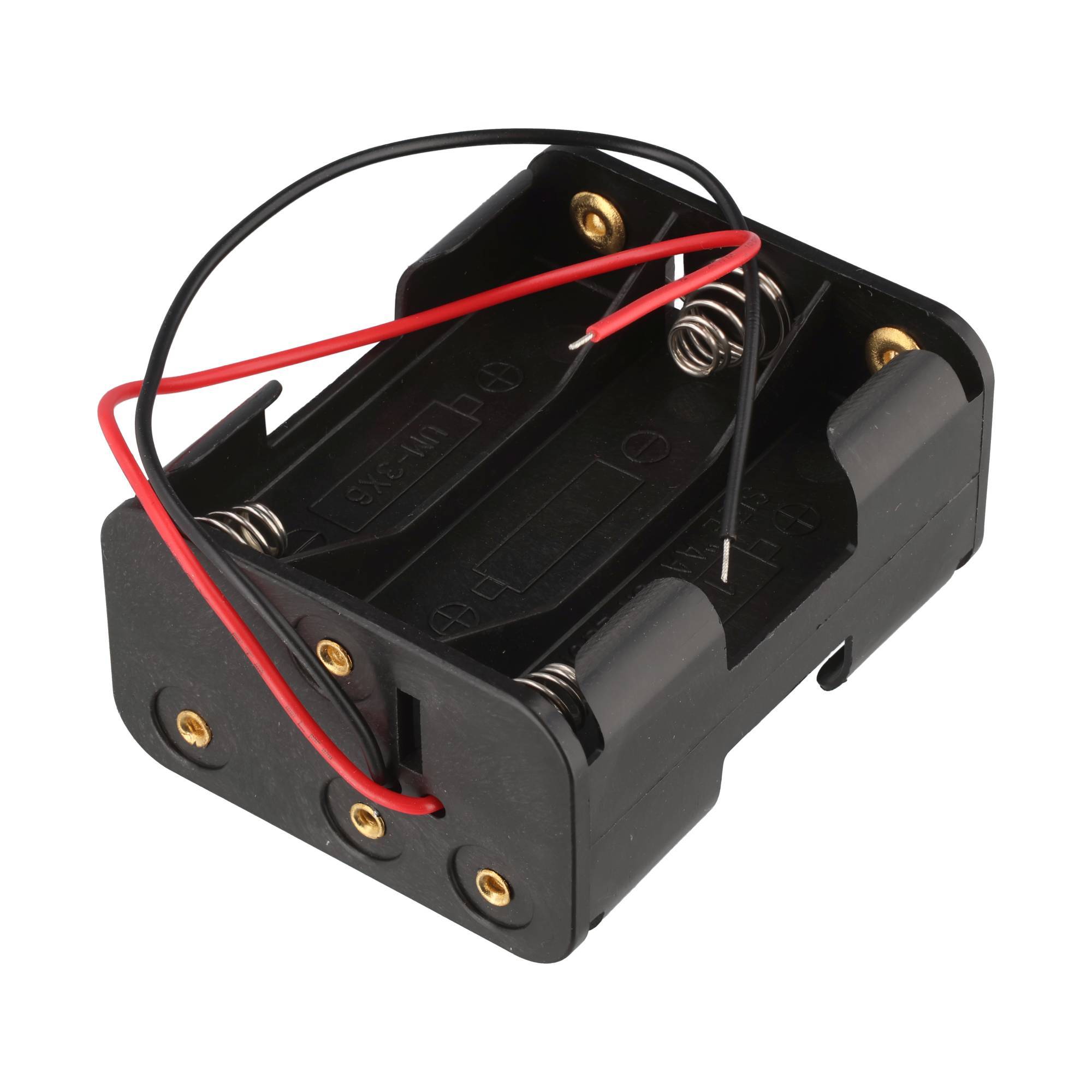 Schwarze Kunststoff-Batteriehalterung für vier AA-Batterien mit angebrachten roten und schwarzen Anschlussleitungen.