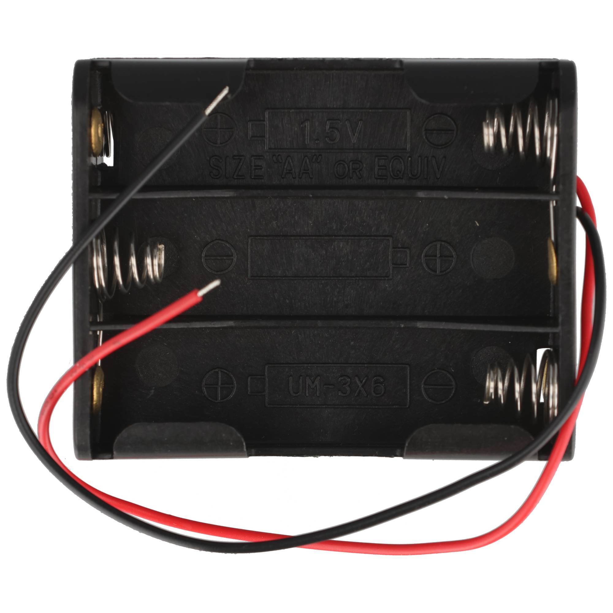 Batterieholter für drei Zellen mit roten und schwarzen Drähten angebracht, von vorne auf weißem Hintergrund gezeigt.