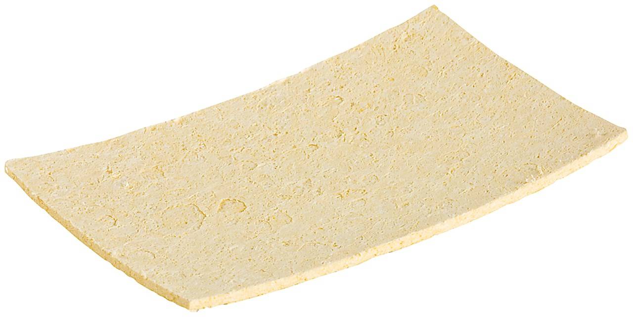 Ein einzelnes Blatt ungekochte Lasagnepasta, leicht gewölbt und mit einer glatten, strukturierten Oberfläche.