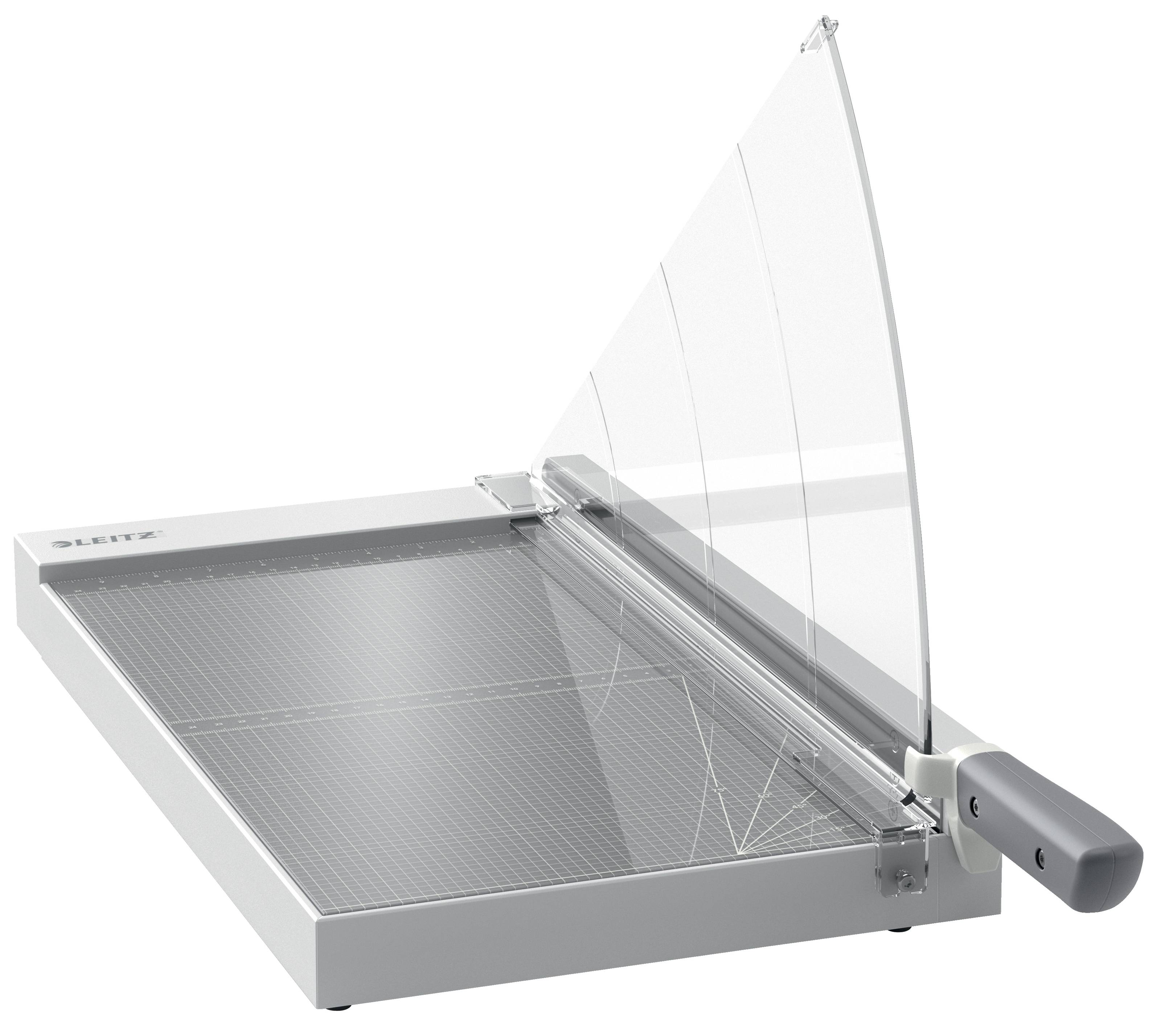 Papierschneidemaschine mit transparenter Schutzvorrichtung und angehobenem Schneidearmbrett.