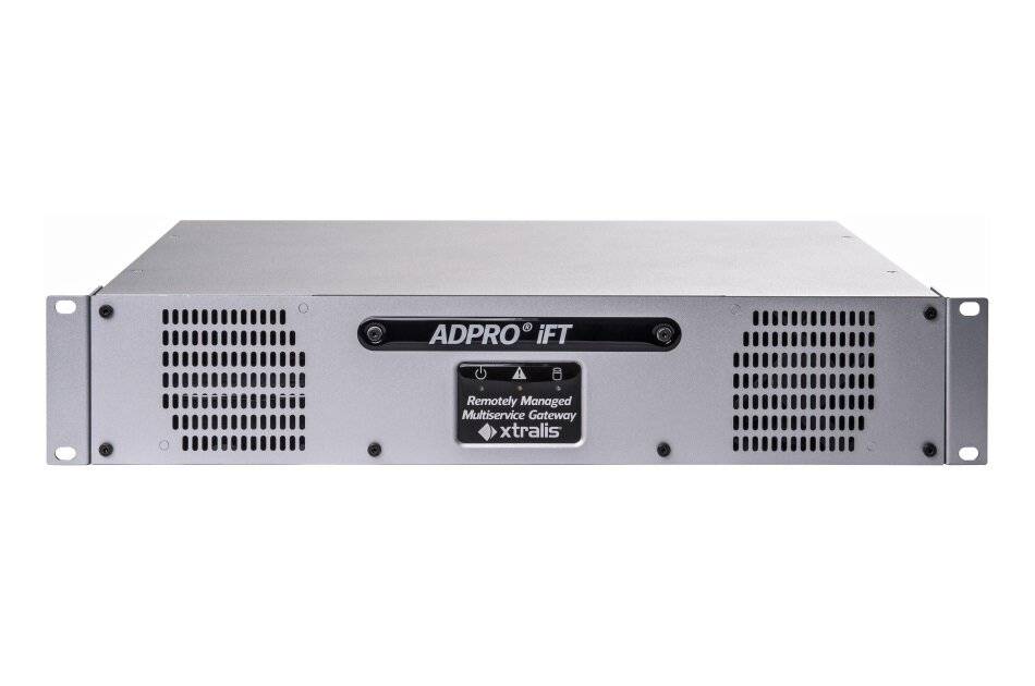 Vorderansicht eines silbernen, im Rack einbaubaren ADPRO iFT ferngesteuerten Multi-Service-Gateway-Geräts mit Belüftungsschlitzen und Montageohr