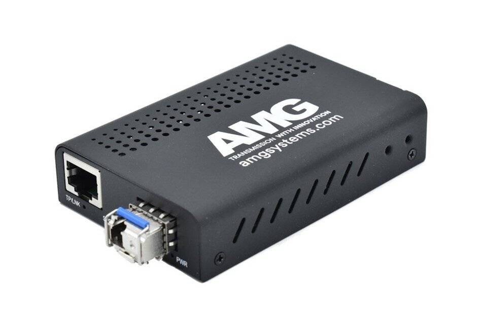 Ein schwarzes AMG-Netzwerkgerät mit Anschlüssen und dem Slogan 