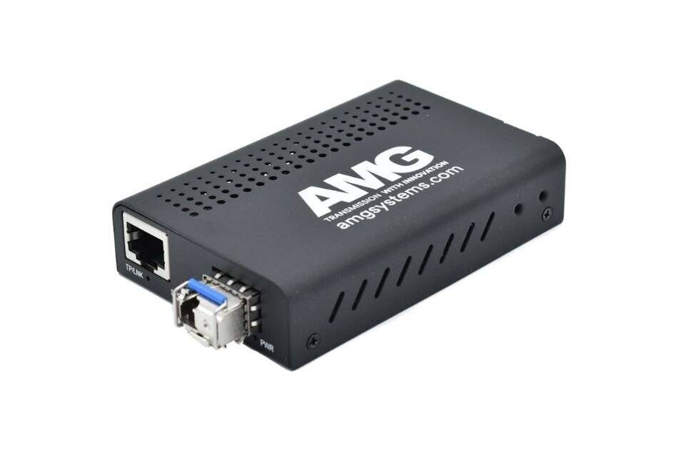 AMG Systems' Medienkonverter-Gerät mit Netzwerk- und Glasfaserports für Datenübertragung. Schwarzes rechteckiges Design mit Lüftungslöchern.