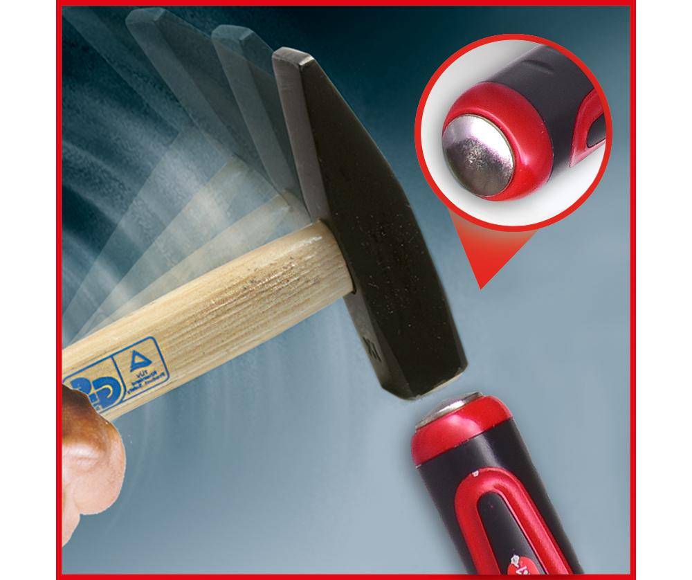 Ein Hammer, der einen rotgriffigen Nagel-Auszieher schlägt, mit einer hervorgehobenen Nahaufnahme des Griffs des Auszugers, die eine Aufprallbewegung zeigt.