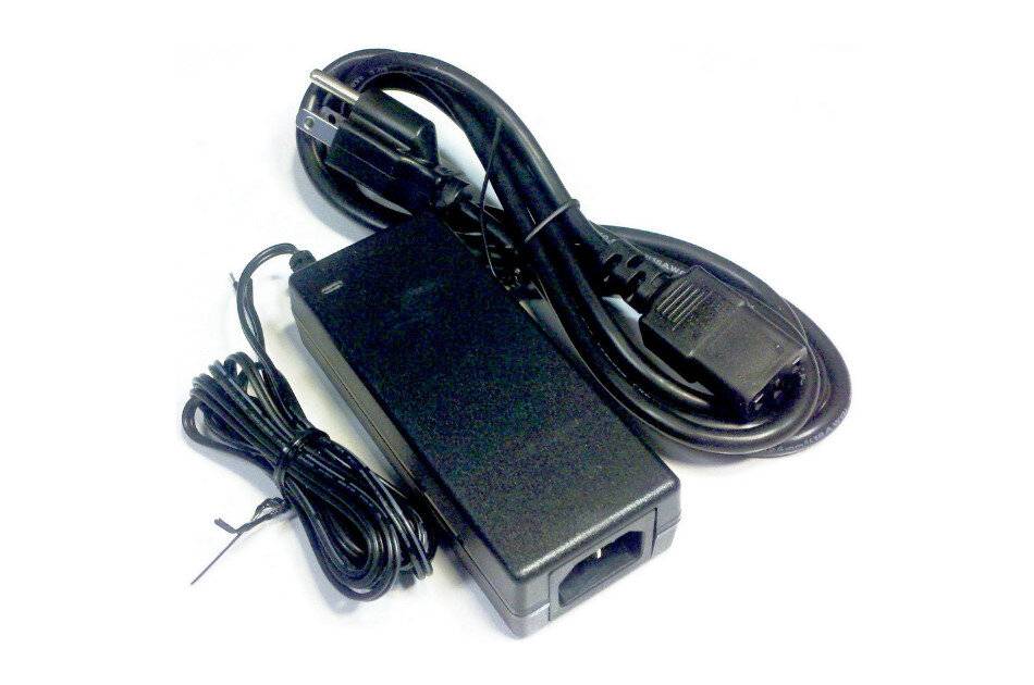 Schwarzer Laptop-Stromadapter mit angeschlossenem Netzkabel und Gleichstromkabel auf weißem Hintergrund