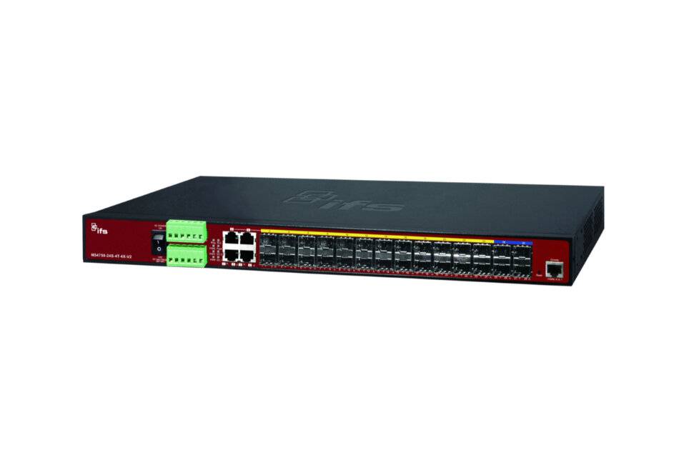 Ein Rack-Mount-Netzwerk-Switch mit mehreren Ethernet-Anschlüssen und grünen Anschlussleisten auf der Frontplatte, dargestellt vor weißem Hintergrund.