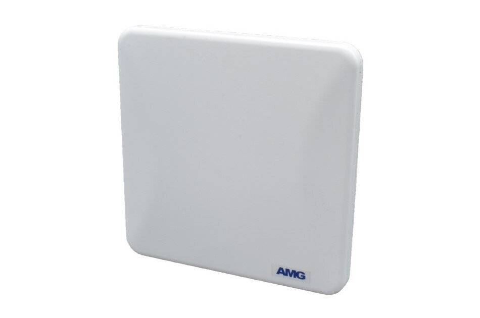 Weißes quadratisches elektronisches Gerät mit einem kleinen Logo in der unteren rechten Ecke. Das Gerät ähnelt einem Router oder Access Point.