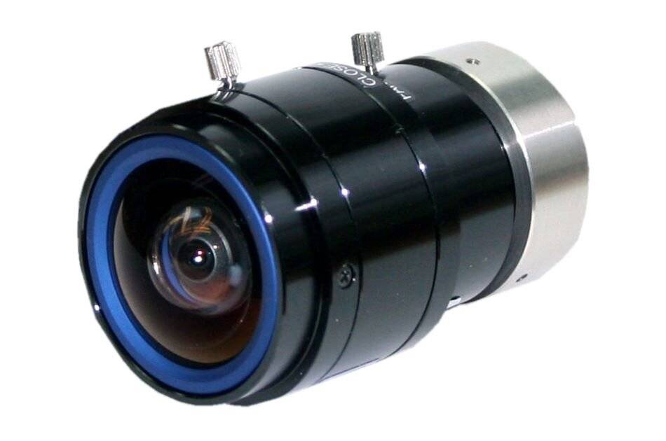 Schwarzes zylindrisches Kameraobjektiv mit blauem Ring und silberner Rückhalterung auf weißem Hintergrund.