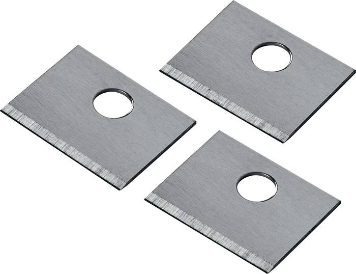 Drei silberne quadratische Utility-Klingen mit Löchern nahe der oberen Kante, diagonal auf weißem Hintergrund angeordnet.