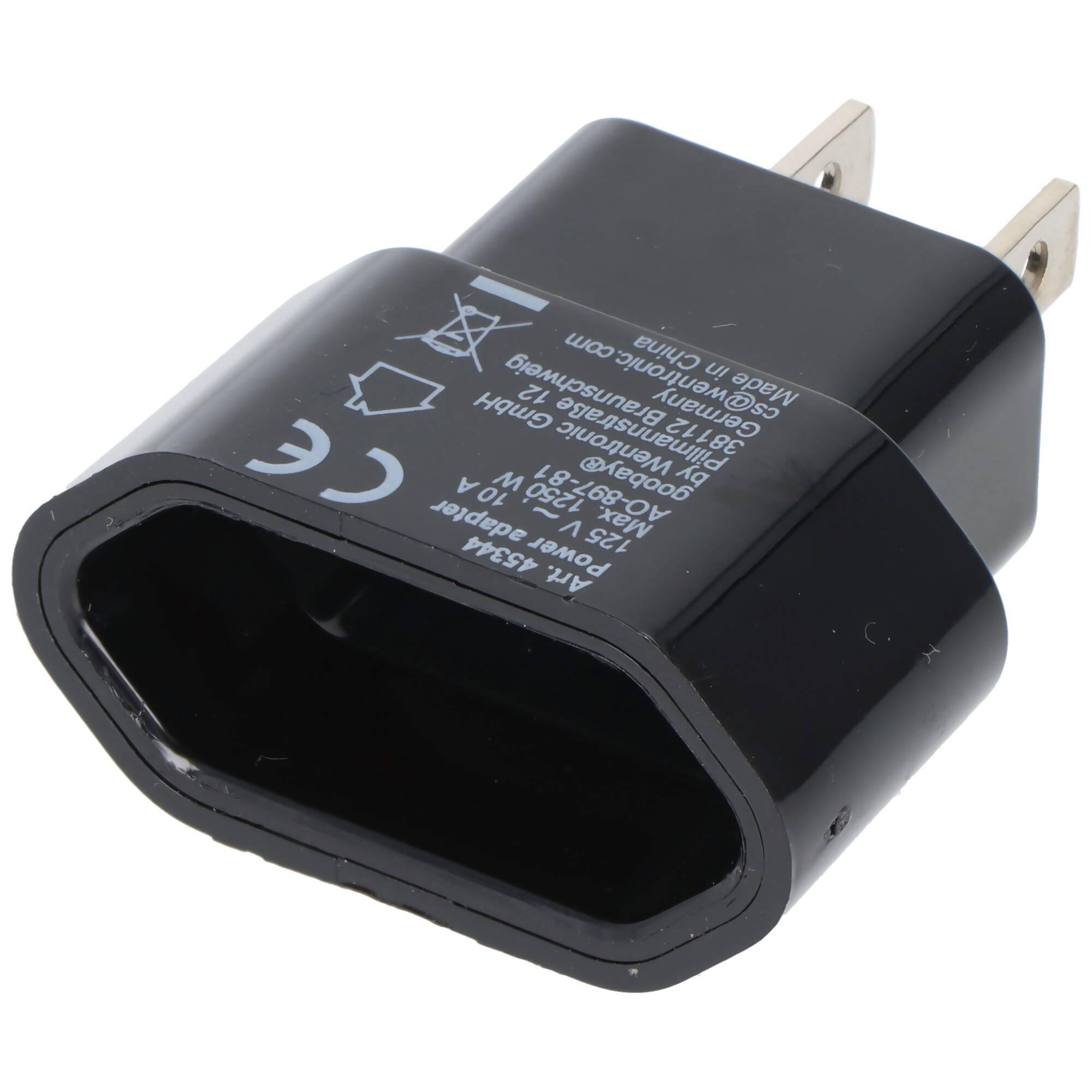 Ein schwarzer Elektrostecker-Adapter mit zwei Metallstiften, auf dessen Oberfläche technische Spezifikationen und Konformitätssymbole angebracht sind.