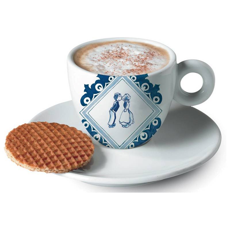 Ein Cappuccino mit schaumiger Milch, serviert in einer dekorativen Tasse mit blau-weißem holländischem Design, begleitet von einem Waffelkeks auf einem Unterteller.