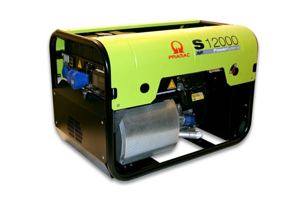 Ein grüner und schwarzer tragbarer Generator mit der Aufschrift 'Pramac S12000', dessen Bedienfeld und Anschlüsse sichtbar sind, entwickelt für Stromversorgungszwecke.