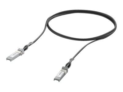 Schwarzes Twinax-Kabel mit kleinen Metallsteckern an beiden Enden, aufgerollt auf weißem Hintergrund.