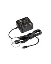 Schwarzer Stromadapter mit angebrachtem USB-Ladekabel und einer hervorgehobenen Steckverbindung auf weißem Hintergrund