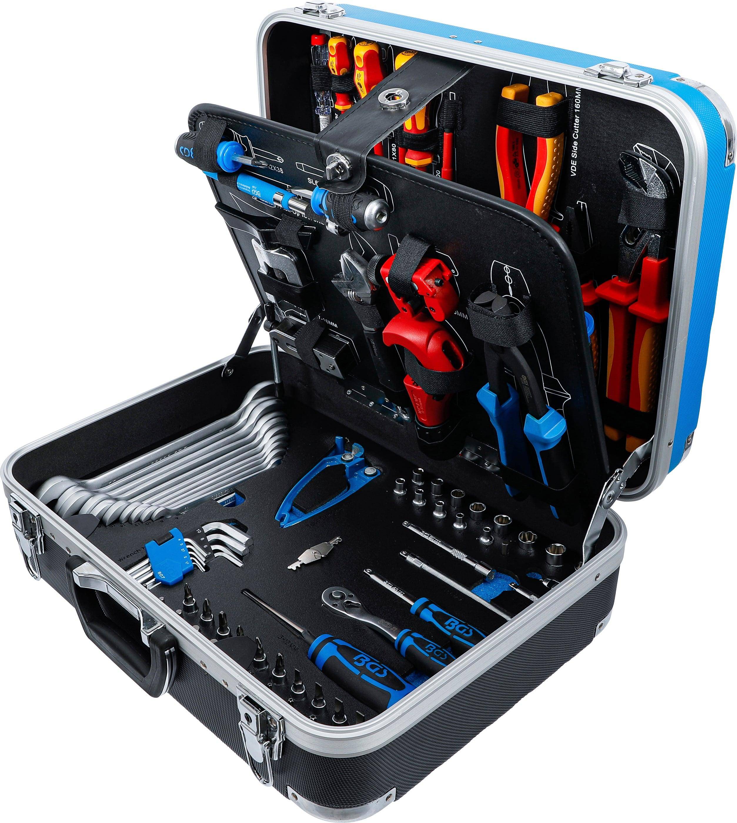 Ein offener Werkzeugkasten mit organisierten Handwerkzeugen, einschließlich Schraubenschlüsseln, Zangen, Schraubendrehern und Steckdosen, entworfen für Mechaniker oder Ingenieure.