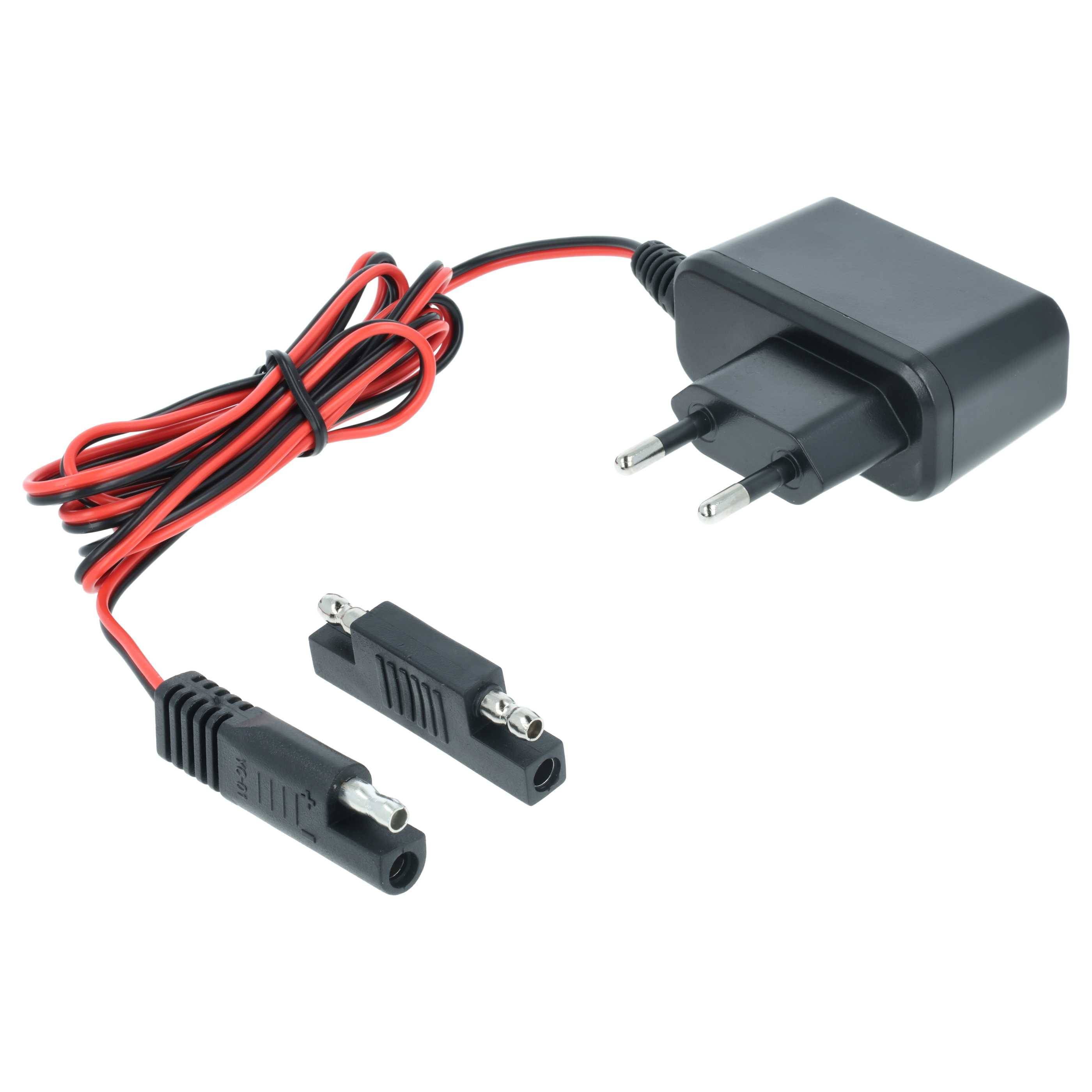 Ein schwarzer elektrischer Stecker mit zwei Metallstiften, angeschlossen an ein rot-schwarzes Kabel, verbunden mit einem schwarzen Inline-Verbinder mit Clip.