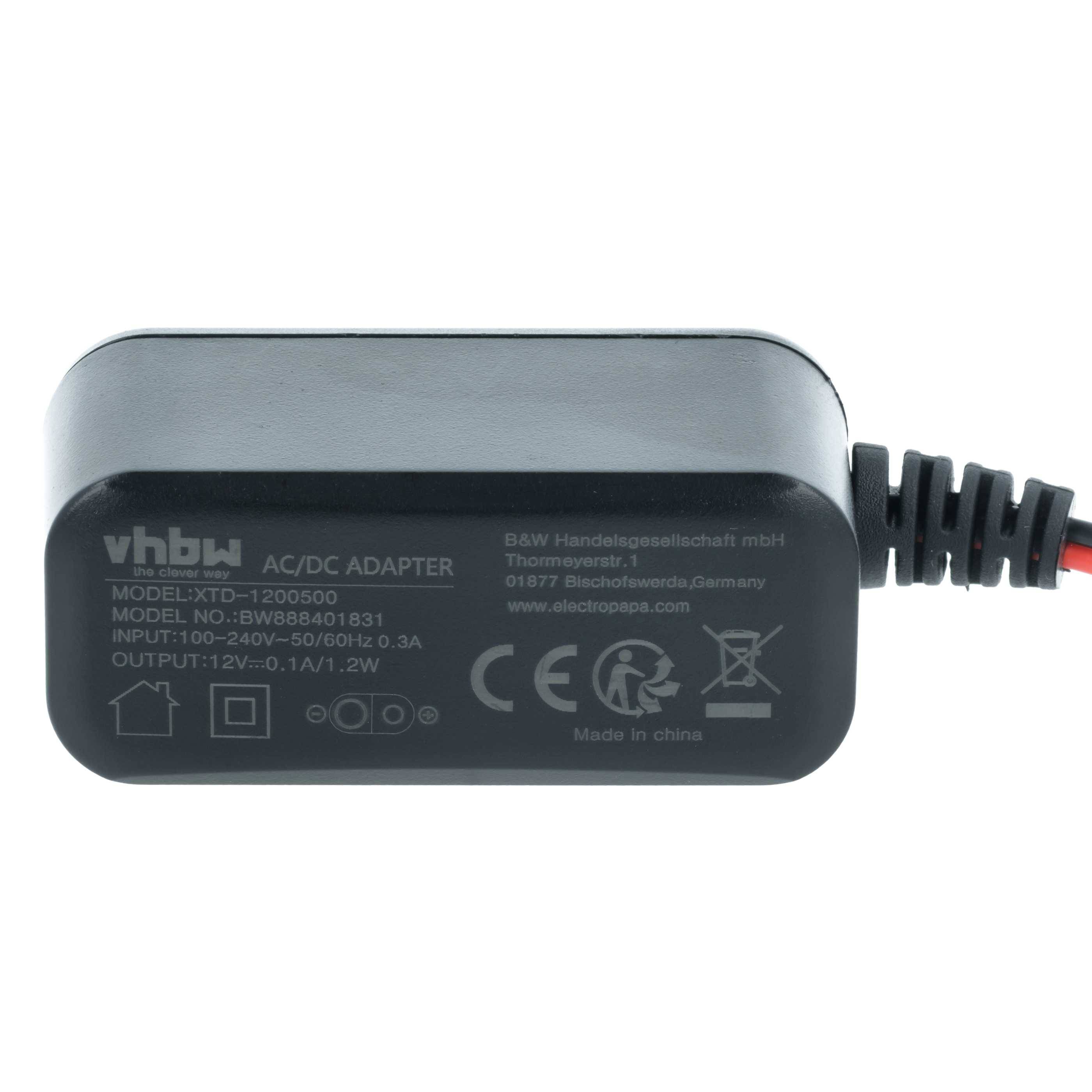 Ein schwarzer AC/DC-Adapter mit Modellnummer 'WBW88401831', Eingangsspannung '100-240V' und Ausgangsspannung '12V/1,0A', vor einem weißen Hintergrund platziert.