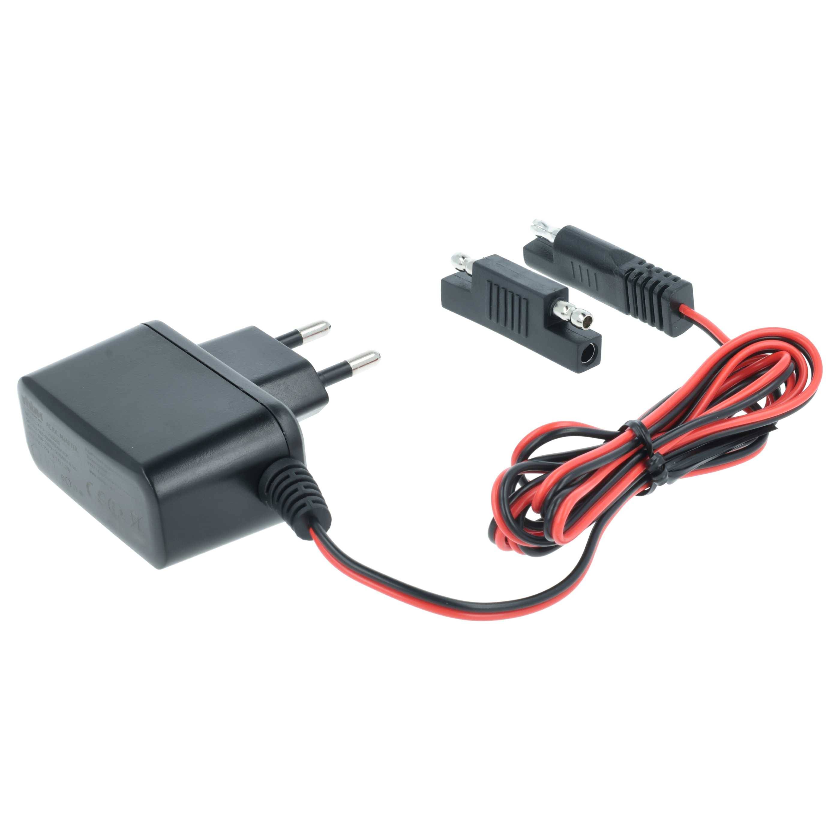 Ein schwarzer elektrischer Netzteil mit europäischem Stecker, verbunden mit einem rot-schwarzen Kabel, das in einen zweiadrigen Stecker mündet.
