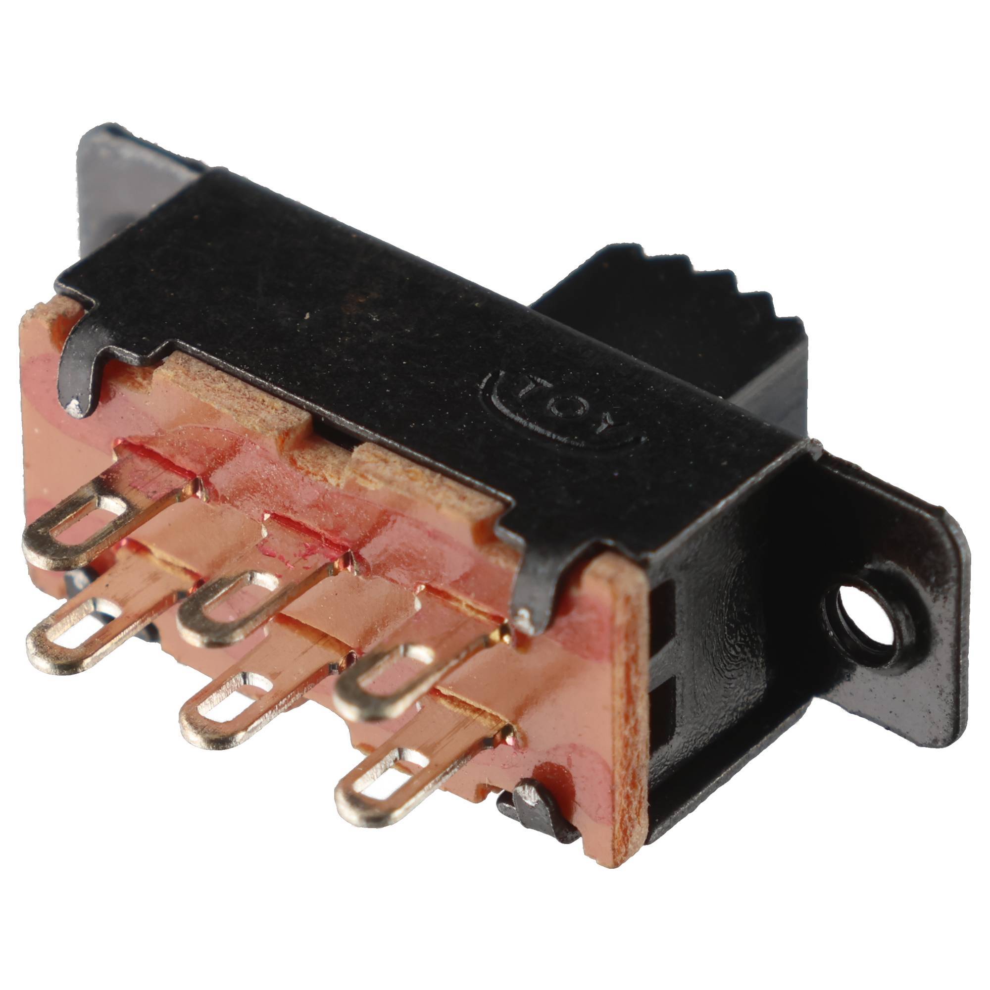 Nahaufnahme eines kleinen schwarzen, panelmontierten elektrischen Schalters mit vier Metallanschlüssen und einem seitlichen Montageloch.