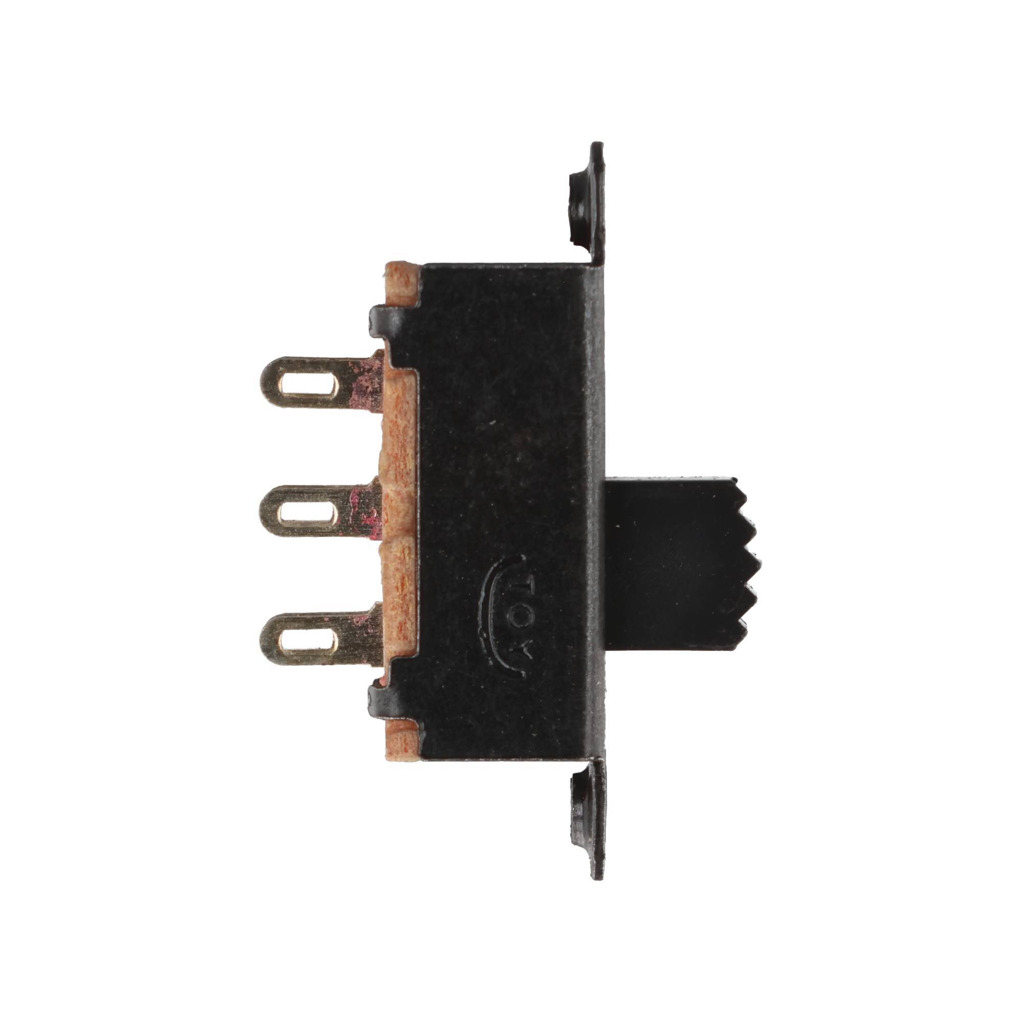 Schwarzer elektronischer Schalter mit drei Metallklemmen, Seitenansicht auf weißem Hintergrund gezeigt.