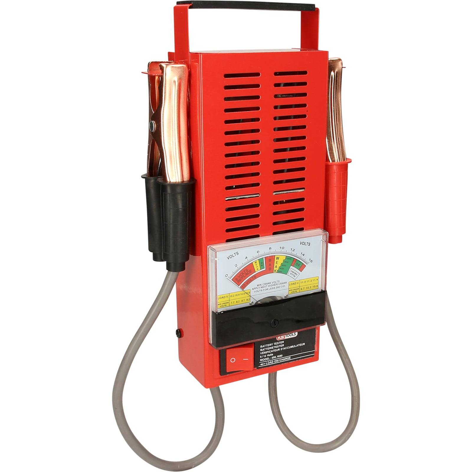 Ein roter Batterie-Lasttester mit Lüftungsschlitzen, einem schwarzen Griff und zwei Kabeln mit Klammern. Die Vorderseite verfügt über ein Zifferblatt mit farbcodierten Abschnitten und Zahlen.
