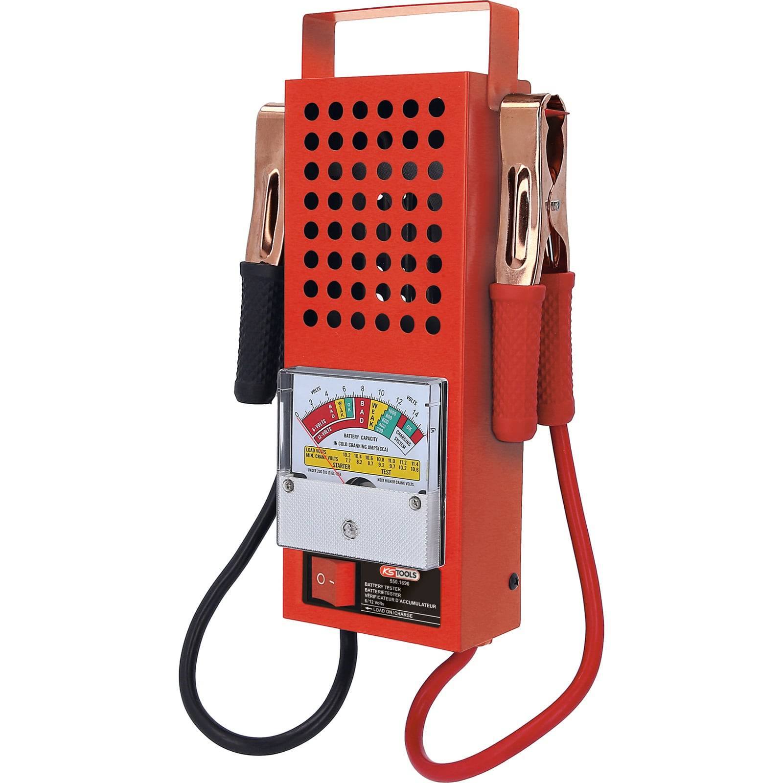 Ein roter Batterietester mit Griff, Messskala, und farbcodierten Klemmen, der den Batteriezustand mit einer Nadel auf einer mehrfarbigen Skala anzeigt.