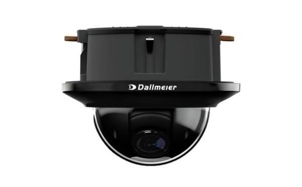 Eine Dome-Sicherheitskamera mit der Bezeichnung 'Dallmeier', für die Deckenmontage konzipiert, mit schwarzem und transparentem Gehäuse für Überwachungszwecke.
