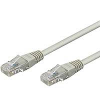 Zwei Ethernet-Kabelenden mit RJ45-Steckverbindern auf weißem Hintergrund.