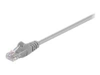 Ethernet-Netzwerkkabel mit RJ45-Stecker auf weißem Hintergrund.