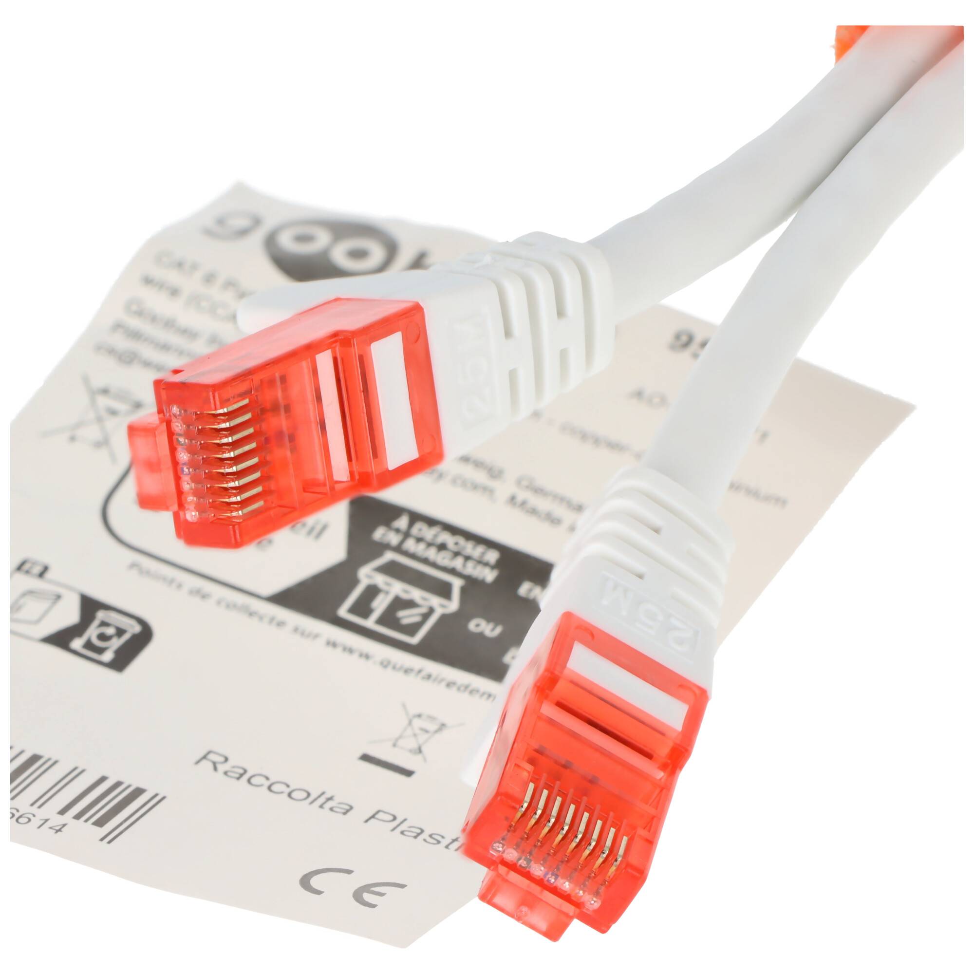 Nahaufnahme von zwei weißen Ethernet-Kabeln mit roten RJ45-Steckern auf einem Produktetikett, das Netzwerk-Verdrahtungshardware hervorhebt.