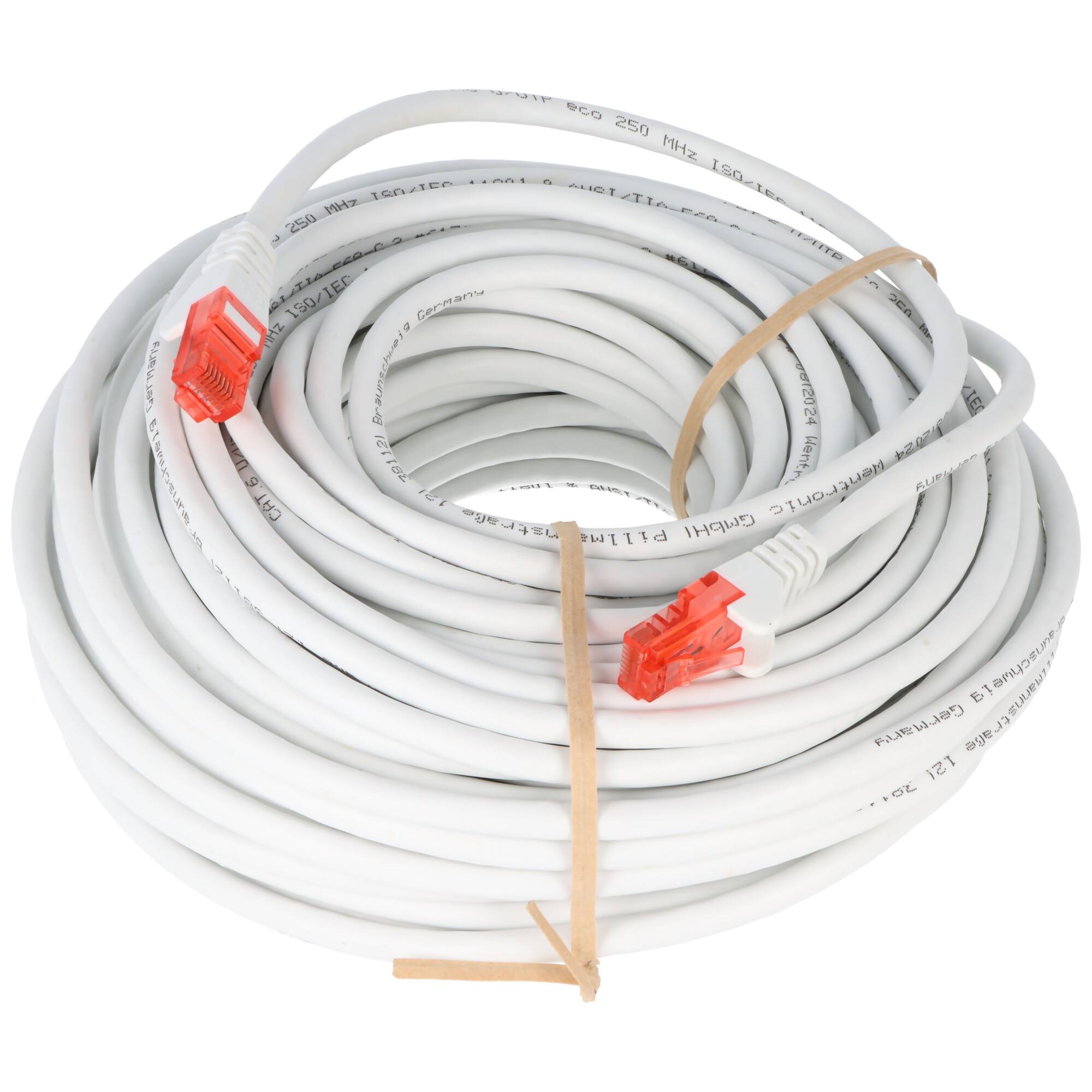 Aufgerolltes weißes Ethernet-Kabel mit roten Steckern, gebündelt mit einer beige Bindung auf weißem Hintergrund.