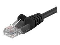 Nahaufnahme eines schwarzen Ethernet-Kabels mit einem RJ45-Stecker auf weißem Hintergrund.