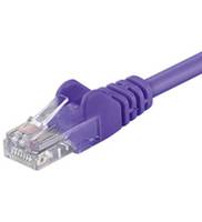 Violettes Ethernet-Kabel mit RJ45-Steckverbinder auf weißem Hintergrund