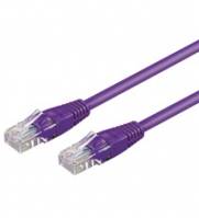 Zwei violette Ethernet-Kabel mit transparenten RJ45-Steckern auf weißem Hintergrund.
