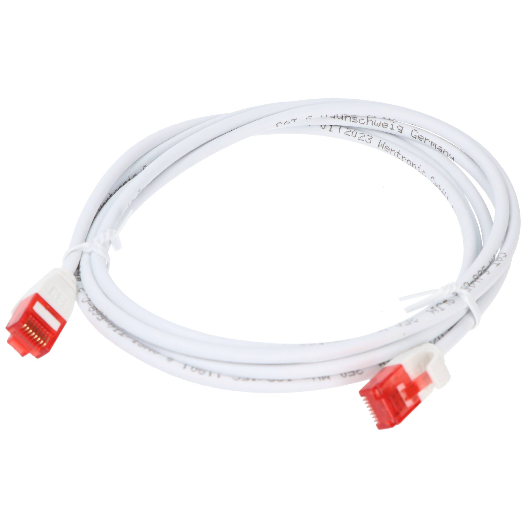 Aufgerolltes weißes Ethernet-Kabel mit roten Steckern auf weißem Hintergrund.