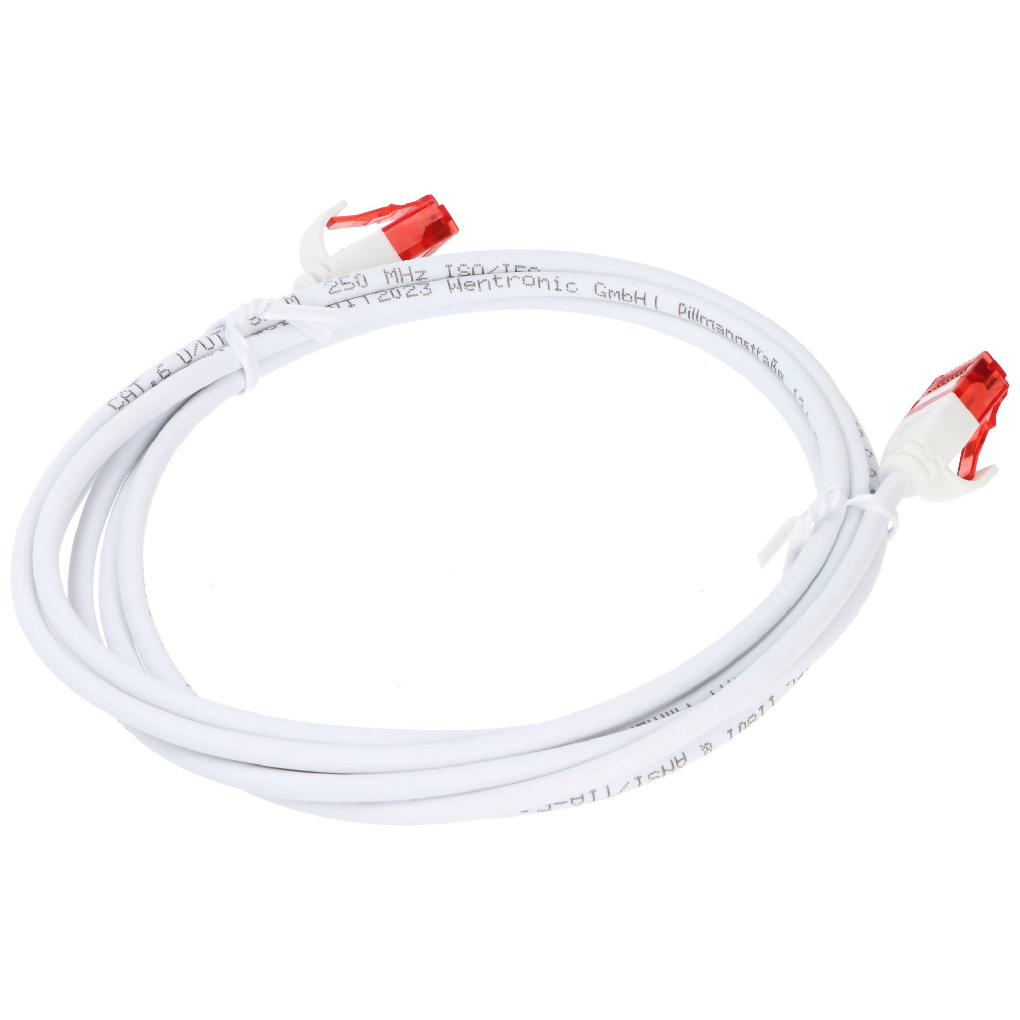 Weißes Ethernet-Netzwerkkabel, aufgerollt mit roten RJ45-Steckern an beiden Enden.