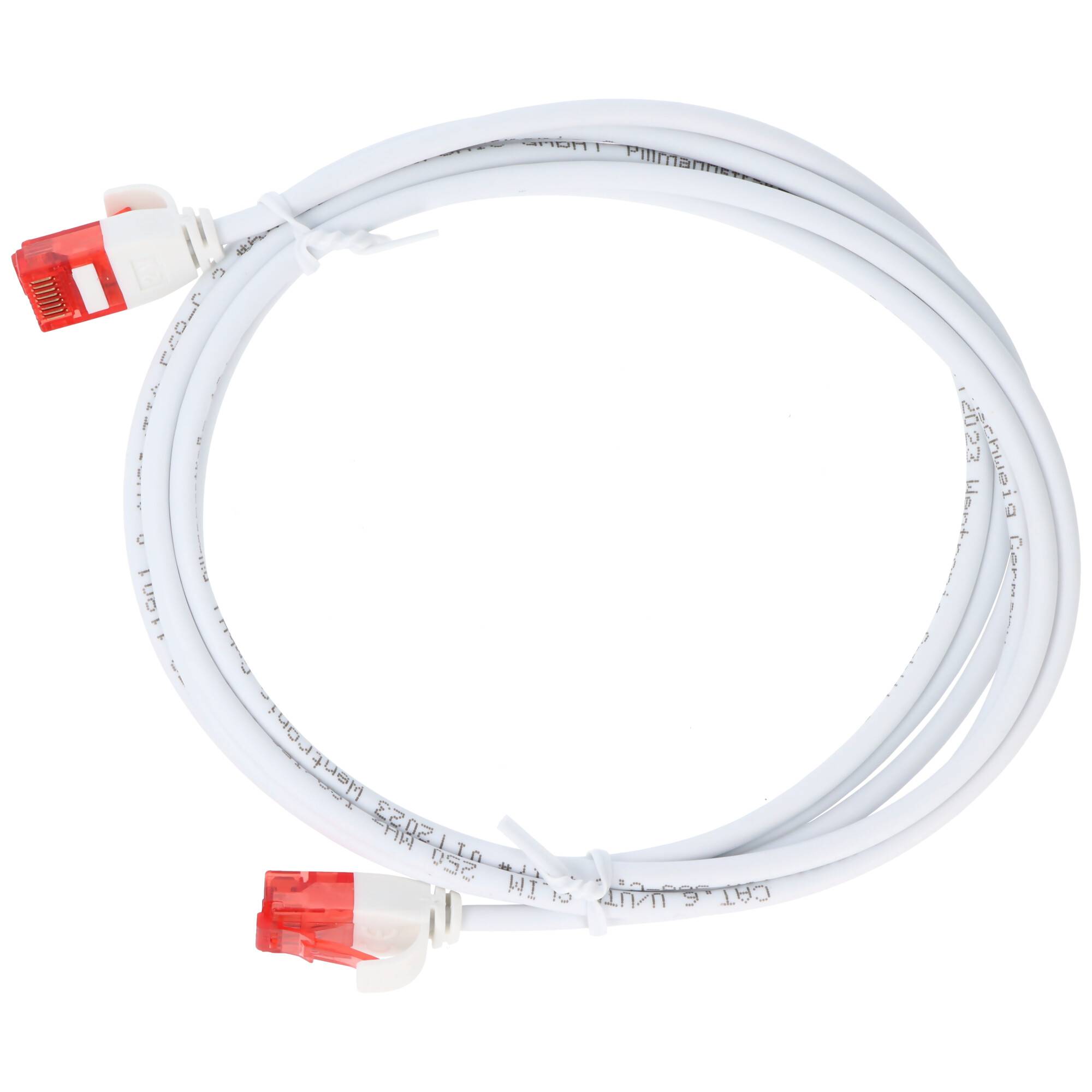 Aufgerolltes weißes Ethernet-Kabel mit roten Steckern auf weißem Hintergrund.