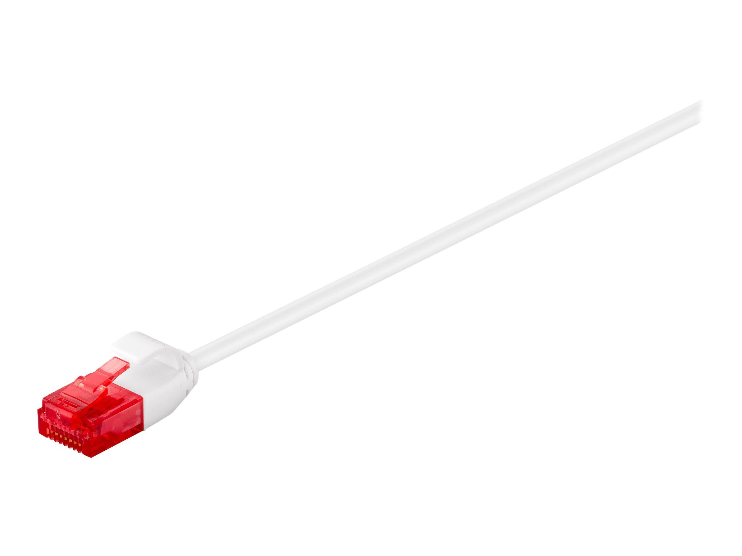 Rotes Ethernet-Kabel mit transparentem Stecker auf weißem Hintergrund.