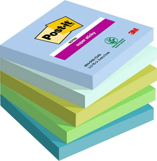 Stapel von bunten Post-it Super Sticky Notizzetteln in Pastellblau, Grün, Gelb und Blaugrün.