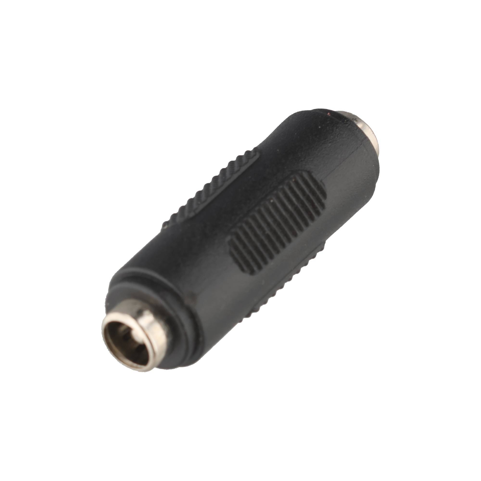 Schwarzer zylindrischer Audio-Adapter mit Metallsteckern an beiden Enden, dargestellt auf weißem Hintergrund.