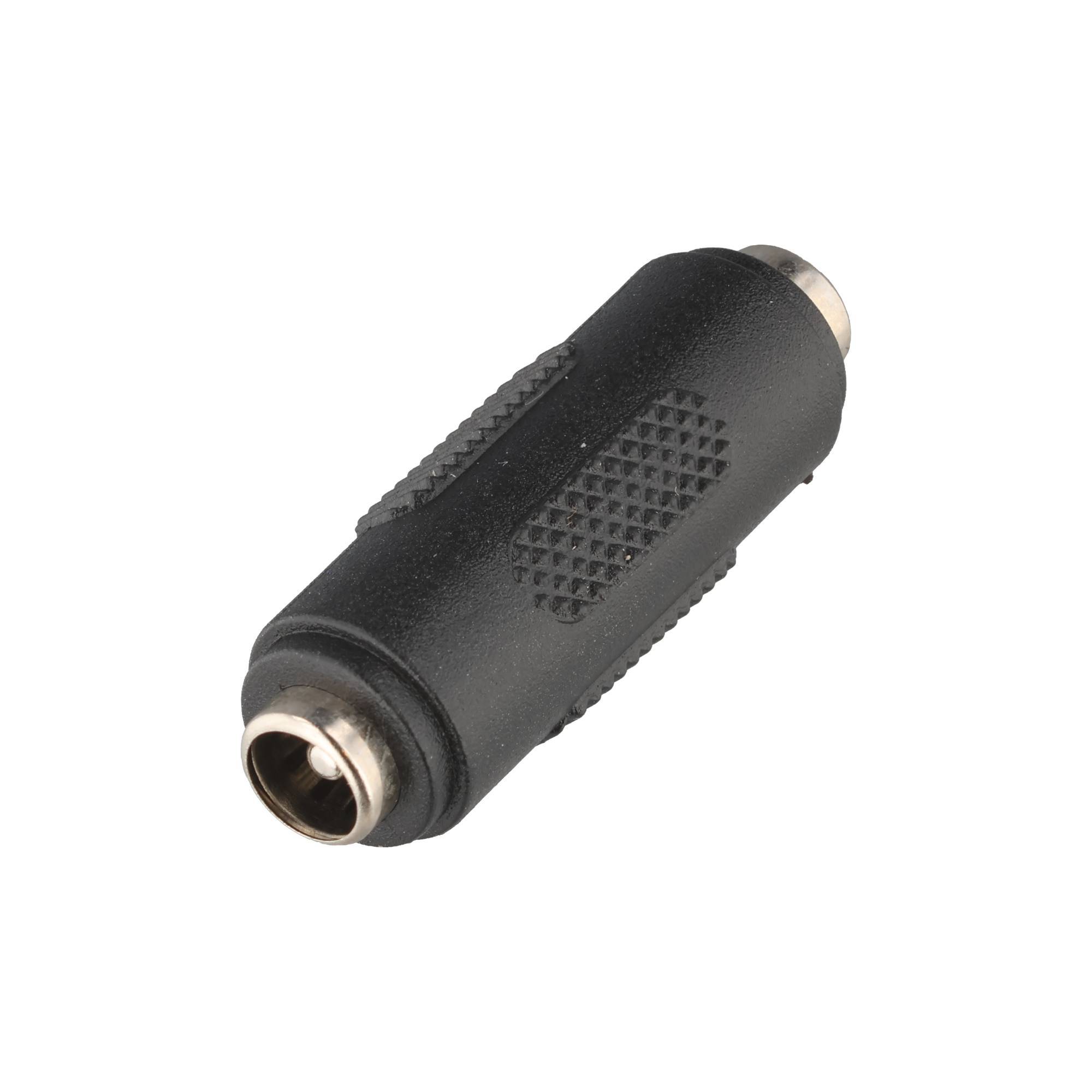 Schwarzer Weibchen-zu-Weibchen-Audioadapter mit geriffeltem Griff, gezeigt auf weißem Hintergrund.