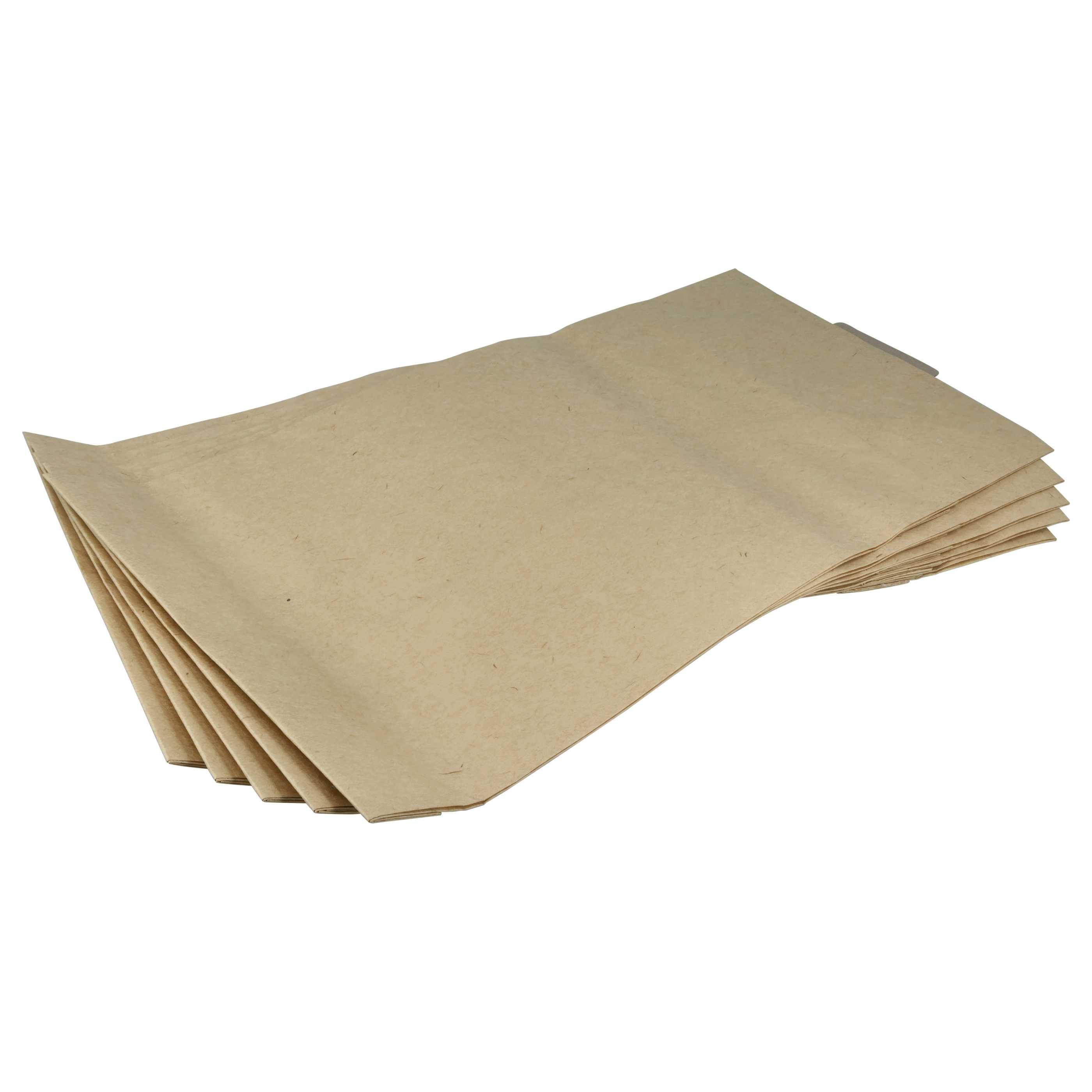 Ein Stapel von sechs braunen Kraftpapierbogen, die auf einem weißen Hintergrund aufgefächert sind.