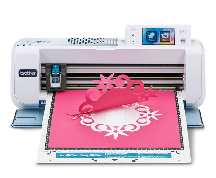 Brother Schneidemaschine schneidet ein rosa Dekorpapierdesign auf einer Matte, mit sichtbarem Touchscreen-Display und Messerträger.