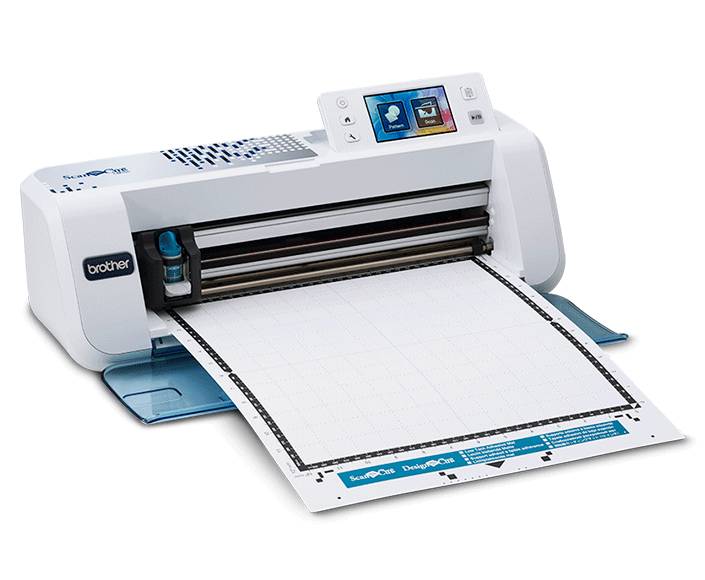 White Brother-Schneidemaschine, die ein Blatt bedrucktes Designpapier aus dem vorderen Tablett zuführt, mit einem kleinen Touchscreen-Display auf der Oberseite.